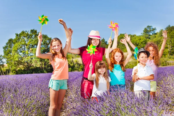 Grupo Crianças Pré Adolescentes Felizes Brincando Com Pinheiros Multicoloridos Campo — Fotografia de Stock