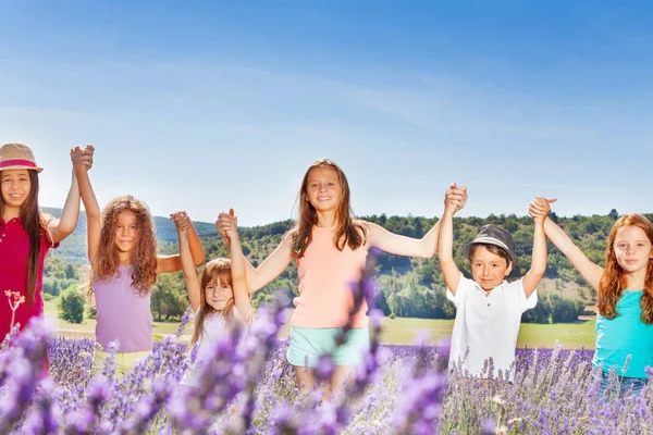 Sex Glada Ålder Diverse Barn Står Tillsammans Rad Lavendelfält Händerna — Stockfoto