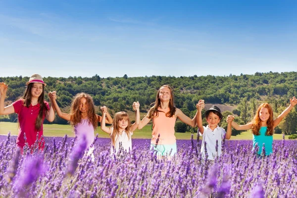 Crianças Felizes Diversificadas Idade Que Estão Juntas Campo Lavanda Mãos — Fotografia de Stock