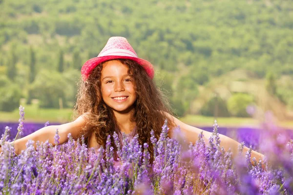 Retrato Niña Preadolescente Rizada Con Sombrero Pie Cintura Profunda Campo —  Fotos de Stock