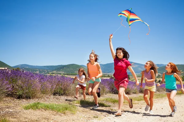 Gruppe Fröhlicher Altersgemischter Kinder Fliegt Bunten Drachen Durch Lavendelfeld — Stockfoto