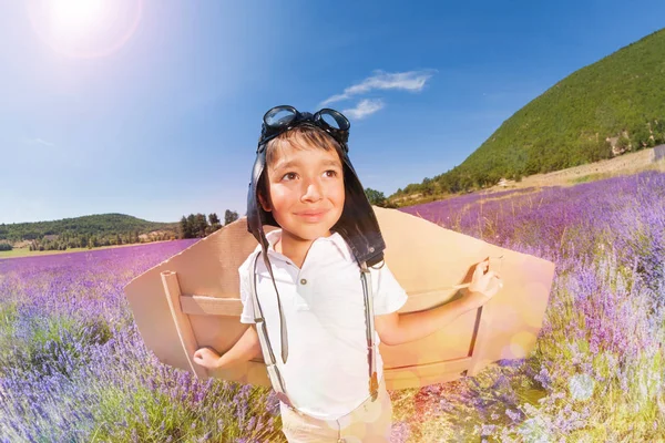 Close Portret Van Lachende Jongen Draagt Vlieger Kostuum Spelen Lavendel — Stockfoto