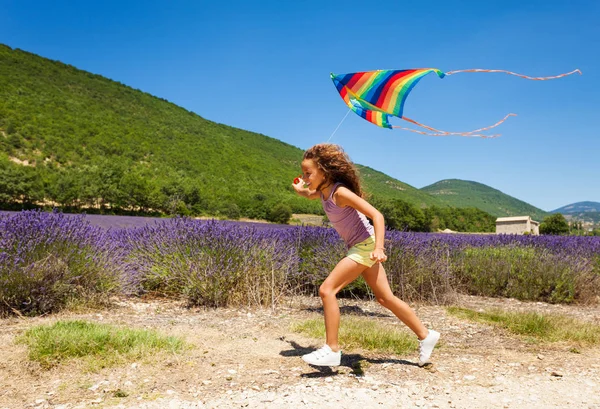 Retrato Vista Lateral Niña Preadolescente Corriendo Través Del Campo Lavanda —  Fotos de Stock