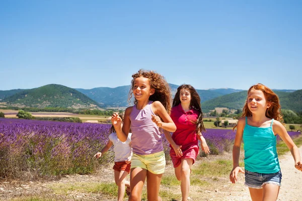 Skupina Čtyř Věkové Rozmanitosti Dívek Šťastné Kamarády Běží Jeden Druhém — Stock fotografie