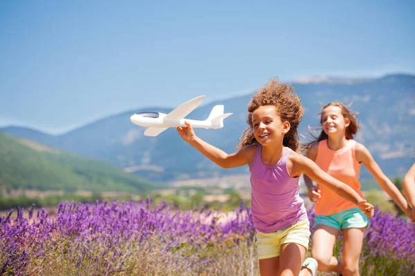 Frühchen Aufgeregt Mädchen Laufen Mit Flugzeug Modell Freien — Stockfoto