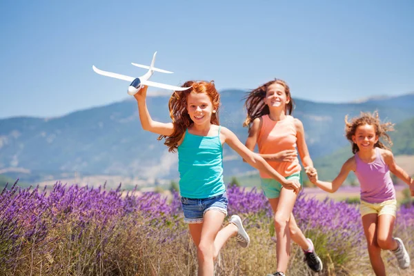 Três Meninas Pré Adolescentes Felizes Correndo Brincando Com Avião Brinquedo — Fotografia de Stock