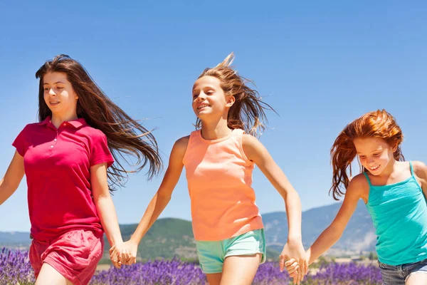 Retrato Tres Niñas Preadolescentes Amigos Felices Corriendo Juntos Tomados Mano — Foto de Stock