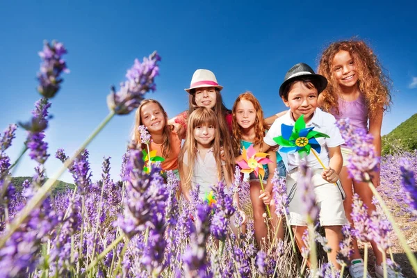 Låg Vinkel Skott Lycklig Preteen Pojke Och Flickor Står Lavendelfält — Stockfoto