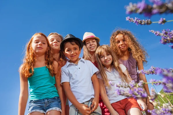 Vista Inferior Imagen Niños Preadolescentes Felices Pie Juntos Campo Lavanda —  Fotos de Stock