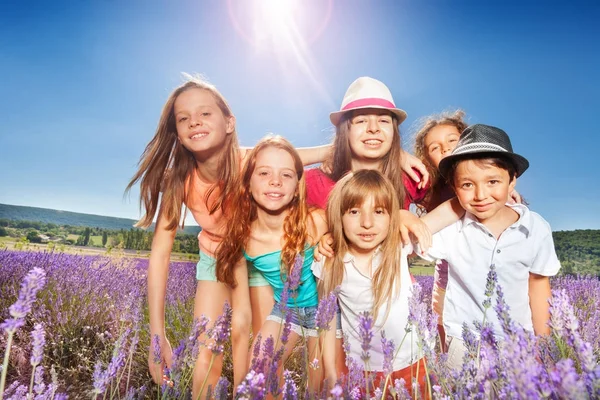 Närbild Porträtt Lycklig Preteen Pojke Och Flickor Står Tillsammans Lavendelfält — Stockfoto