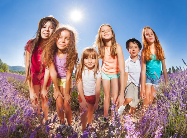 Gruppo Bambini Felici Età Diverse Piedi Nel Campo Lavanda Fila — Foto Stock