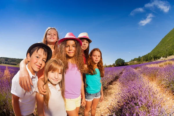 Sex Olika Barn Står Tillsammans Lavendelfält Kramas Och Tittar Kameran — Stockfoto