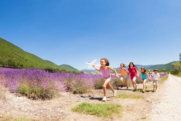 Gran Grupo Niños Felices Edad Diversa Corriendo Con Avión Juguete —  Fotos de Stock