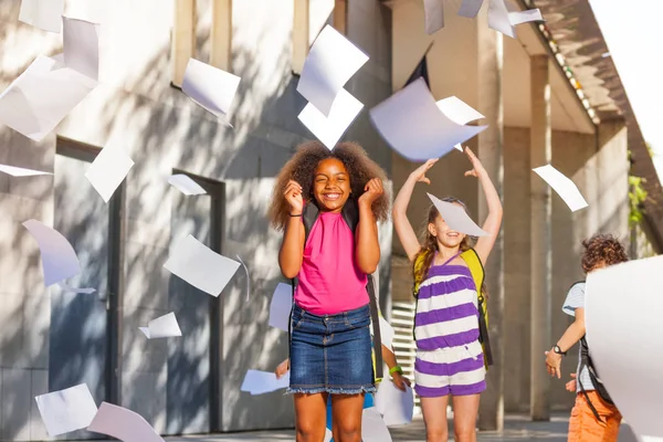 Zeer Blij Afrikaanse Meisje Met Gekrulde Haren Zoek Papers Lucht — Stockfoto