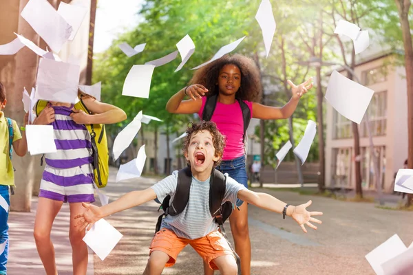 Shocked Gritando Niño Muy Feliz Con Amigos Escuela Volando Hojas —  Fotos de Stock