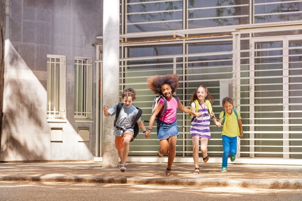 Diverso Grupo Niños Corriendo Tomados Mano Escuela Sonriendo Felices —  Fotos de Stock