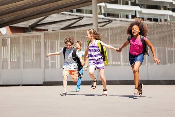 Groupe Diversifié Enfants Fuyant École Heureux Souriant Tenant Main — Photo