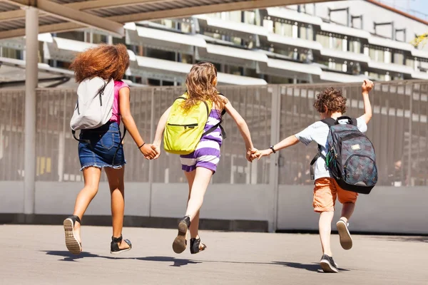 Barnen Springa Till Skolan Höll Händer Och Bär Ryggsäckar — Stockfoto