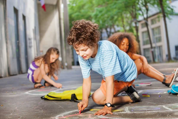 Grupo Niños Dibujan Partido Hopscotch Asfalto Cerca Escuela Sonriendo Divirtiéndose —  Fotos de Stock