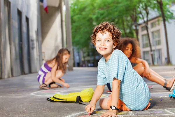 Sokakta seksek oyunu için arkadaşlar beraberlik numaraları ile bir çocuk portresi
