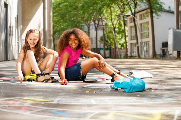 Zwei Mädchen Ziehen Zahlen Für Hopscotch Spiel Auf Der Straße — Stockfoto