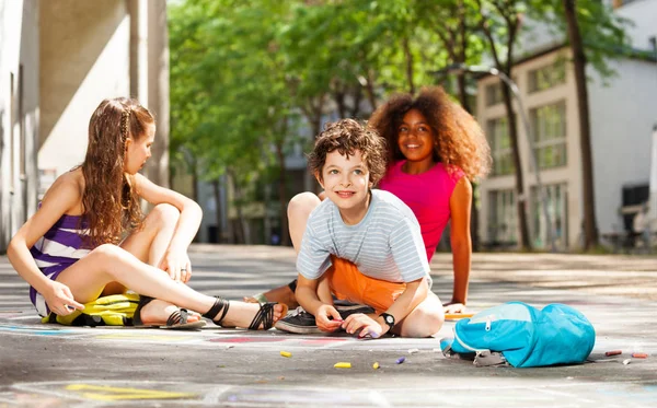 Gruppe Unterschiedlicher Kinder Malt Mit Farbkreide Gemeinsam Auf Der Straße — Stockfoto