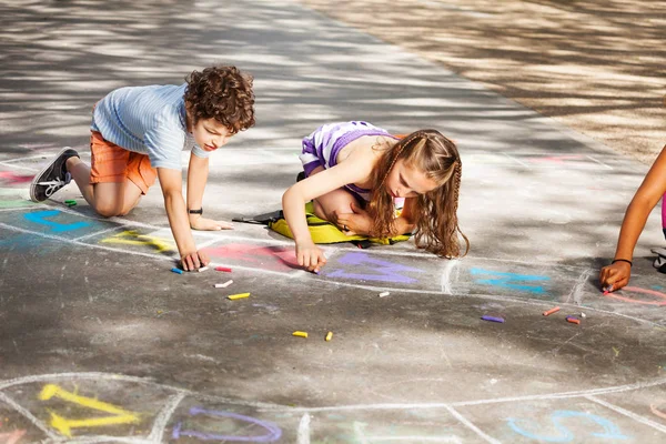 Groep Van Kinderen Tekenen Met Krijt Asfalt Verdieping — Stockfoto