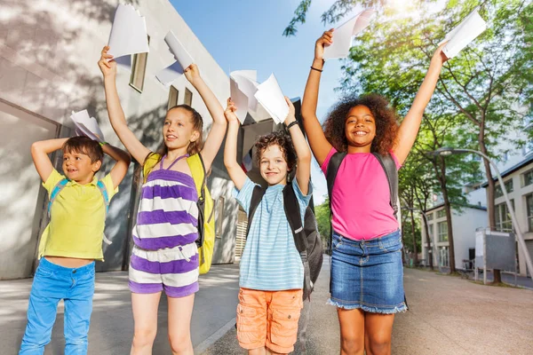 Grupo Cuatro Niños Niñas Edad Escolar Con Las Manos Levantadas —  Fotos de Stock