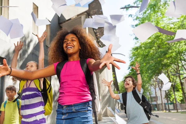 Afrikaanse Meisje Onder Groep Gelukkige Jonge Geitjes Papieren Gooien Lucht — Stockfoto