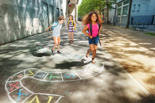 Grupo Niños Saltando Pagando Partido Hopscotch Afuera Cerca Escuela Juntos —  Fotos de Stock