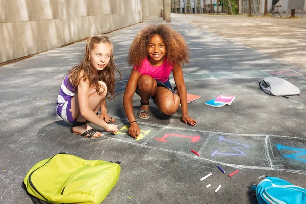 Las Niñas Dibujan Partido Hopscotch Suelo Cerca Escuela Con Libros —  Fotos de Stock