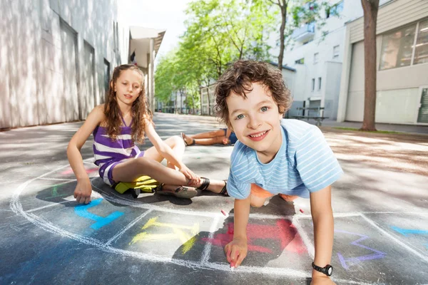 Menino Feliz Amigos Desenha Com Giz Jogo Hopscotch Asfalto Quintal — Fotografia de Stock