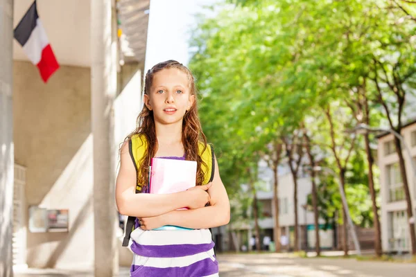 Retrato Perto Uma Menina Segura Livro Didático Perto Escola Pública — Fotografia de Stock