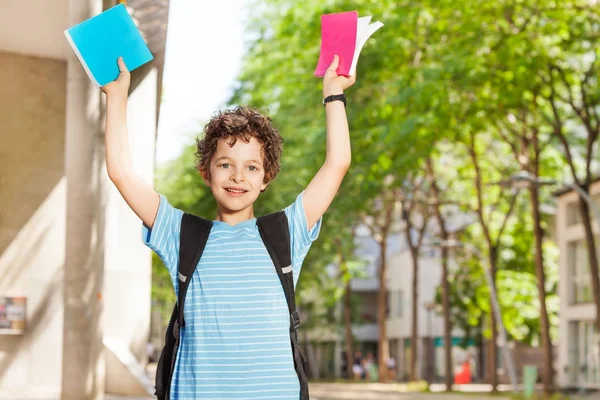 Porträtt Skolpojke Lyfta Läroböcker Och Ler Framför Skola — Stockfoto