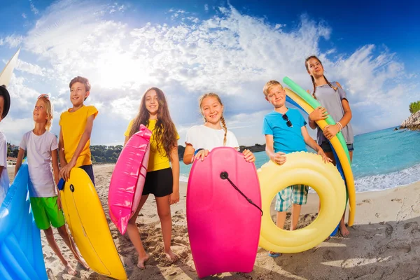 Grupo Niños Preadolescentes Pie Playa Arena Con Equipo Natación Listos —  Fotos de Stock
