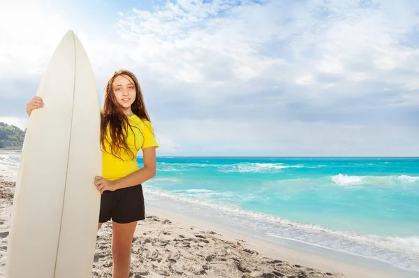 Lycklig Liten Flicka Den Strand Stående Med Surfing Board Nära — Stockfoto