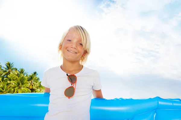 Porträtt Blond Liten Pojke Med Solglasögon Leende Och Tittar Kameran — Stockfoto
