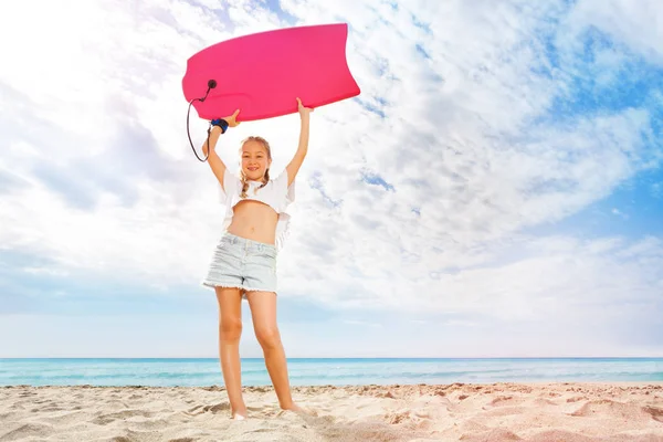 Fin Vacker Flicka Stå Stranden Och Hålla Kroppen Styrelsen Toppen — Stockfoto