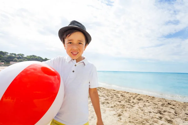 Маленький Мальчик Надувным Пляжным Мячом Портрет Море — стоковое фото