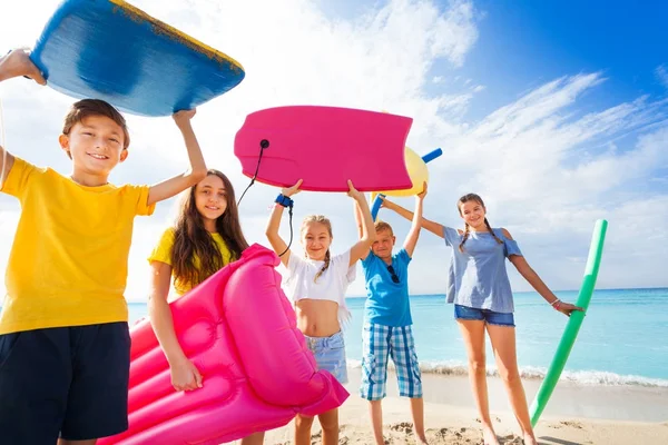 Grupa Happy Kids Przyszedł Się Pływać Plaży Trzymając Deski Nad — Zdjęcie stockowe