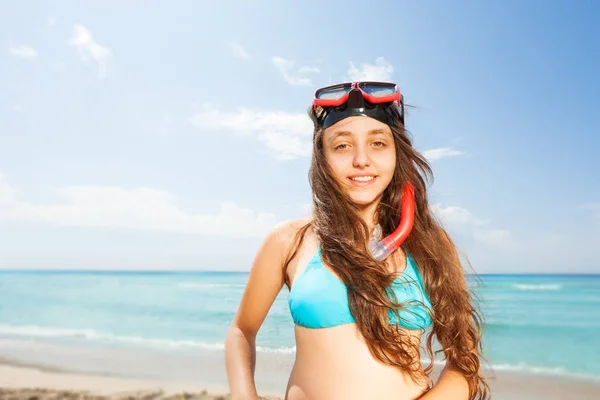 Menina Bonita Biquíni Máscara Snorkeling Com Cabelos Longos Praia — Fotografia de Stock