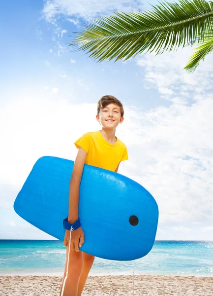 Στενή Πορτρέτο Του Ένα Ωραίο Μικρό Αγόρι Σταθεί Στην Παραλία — Φωτογραφία Αρχείου