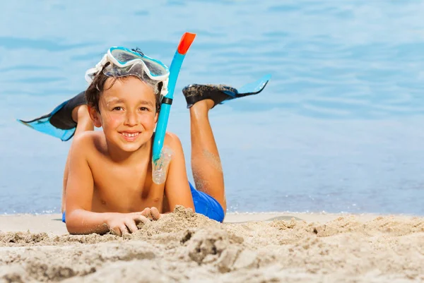 Niño Tendido Playa Mar Aletas Máscara Buceo Disfrutando Las Vacaciones — Foto de Stock