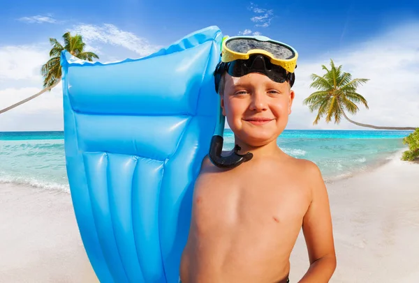 Счастливый Ребенок Маске Подводного Плавания Стоящий Надувной Матрасом Палм Бич — стоковое фото