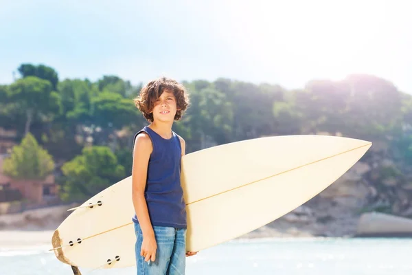 Surfista Adolescente Bonito Com Prancha Branca Perto Mar Olhando Para — Fotografia de Stock