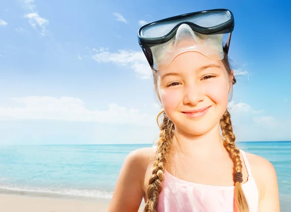 Nahaufnahme Eines Hübschen Geflochtenen Mädchens Mit Tauchermaske Strand Sonnigen Heißen — Stockfoto