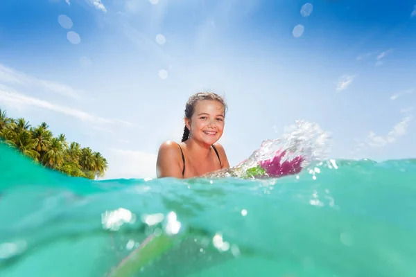 Half Underwater Split Girl Surfboard Swim Ocean — Stock Photo, Image