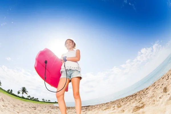 Ragazza Adolescente Sicura Piedi Sulla Spiaggia Palme Con Tavola Rosa — Foto Stock