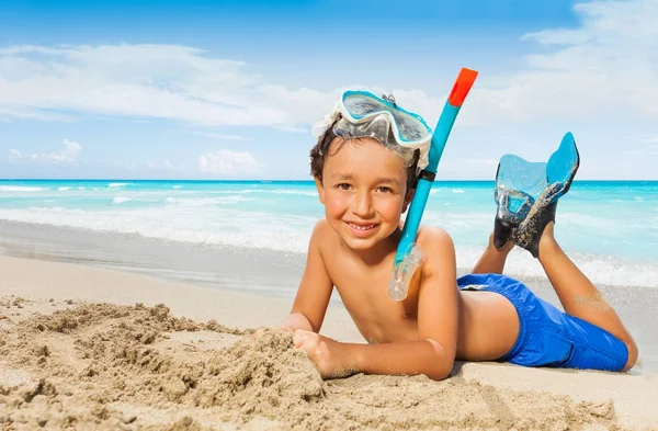 Ευτυχισμένος Χαμογελαστό Αγόρι Ωοτοκίας Στην Τροπική Παραλία Καταδύσεις Μάσκα Και — Φωτογραφία Αρχείου