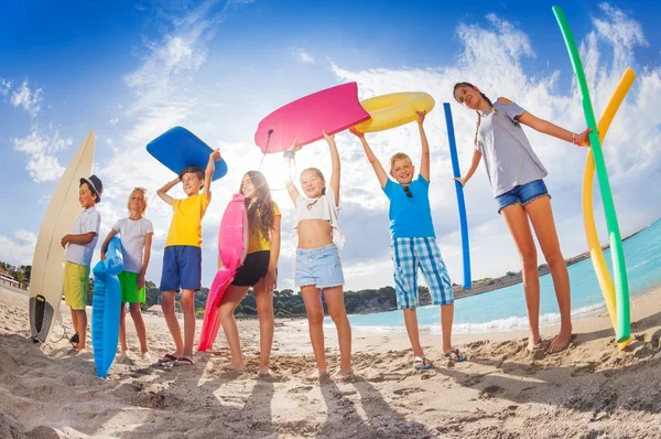 Многие Дети Стоят Пляже Вместе Инструментами Купания Игрушками Моря Над — стоковое фото